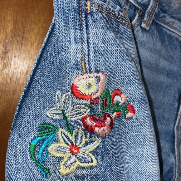 •OLD NAVY•LITTLE GIRLS' MULTI COLORED FLORAL EMBROIDERED DEMIN SHORTS SIZE 12 - Picture 6 of 8